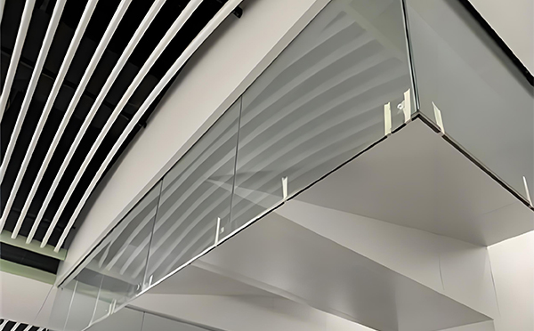 和田玻璃挡烟垂壁