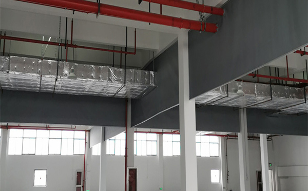 和田挡烟垂壁定位误差控制在2‰以内