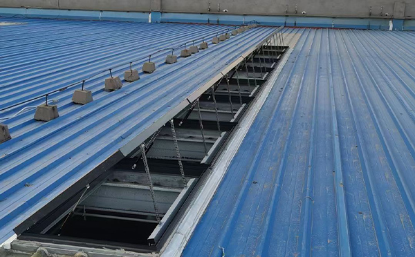 某城市大型商业综合体中庭和田排烟窗工程